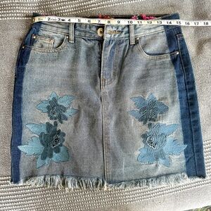 POL embroidered 100% cotton denim frayed hem mini skirt